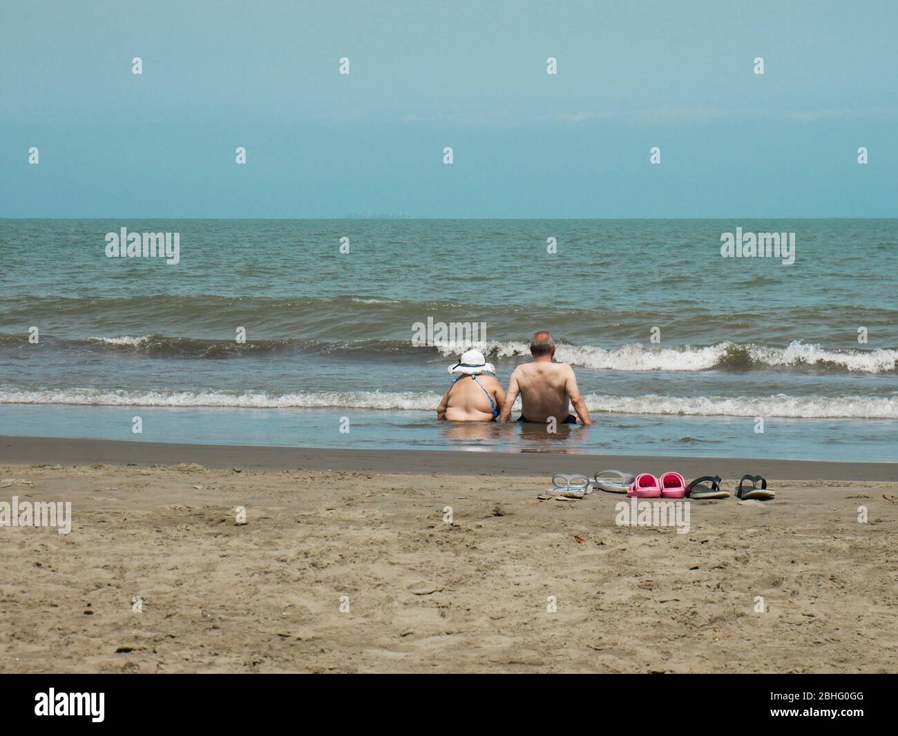 Cartagena, Colombia, luglio 30 2019. Una vecchia coppia seduta sulla riva di una spiaggia vicino Cartagena Colombia Foto Stock