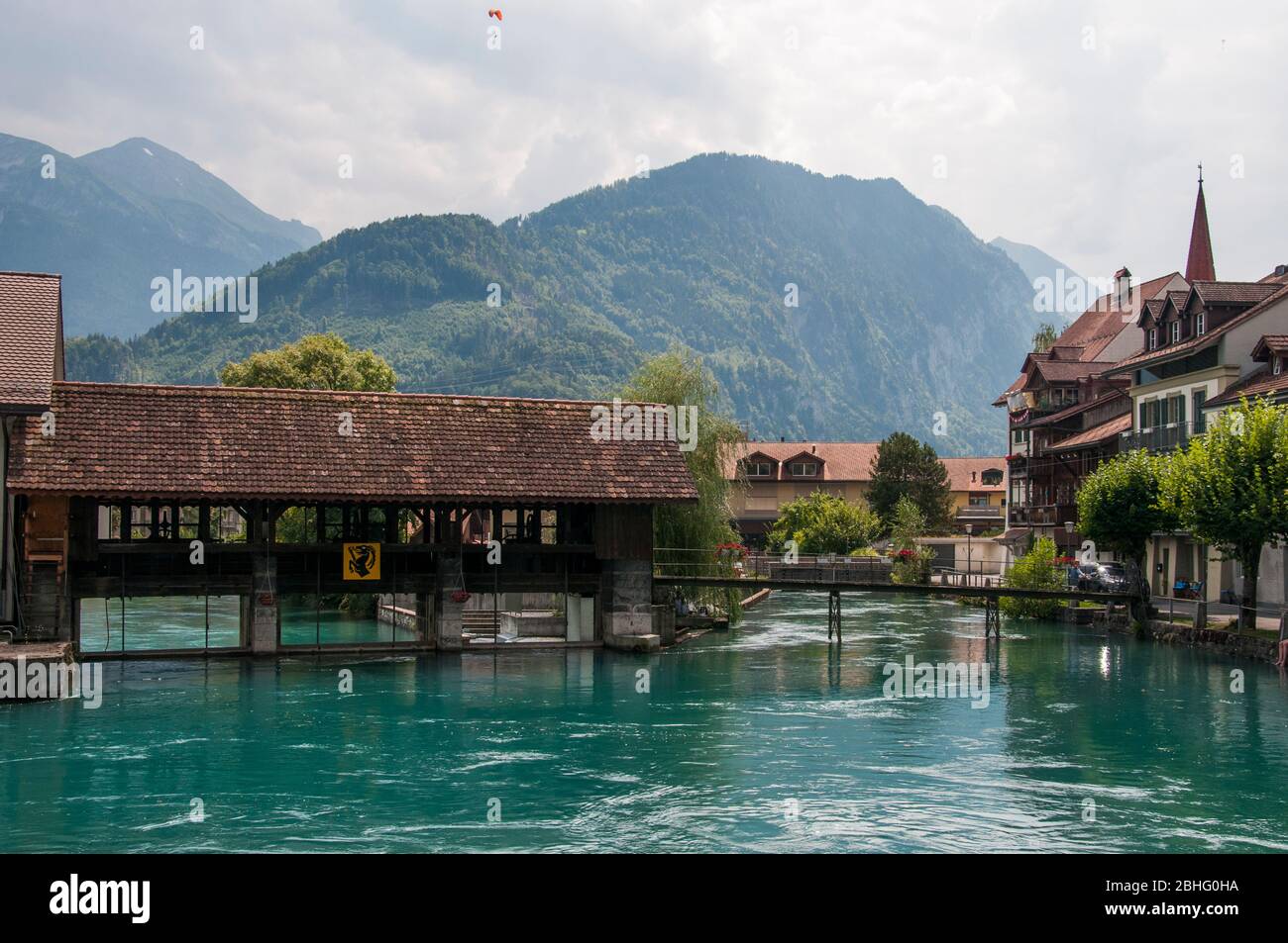 Il fiume Aare, gonfio di piogge primaverili, a Interlaken, Canton Berna, Svizzera Foto Stock