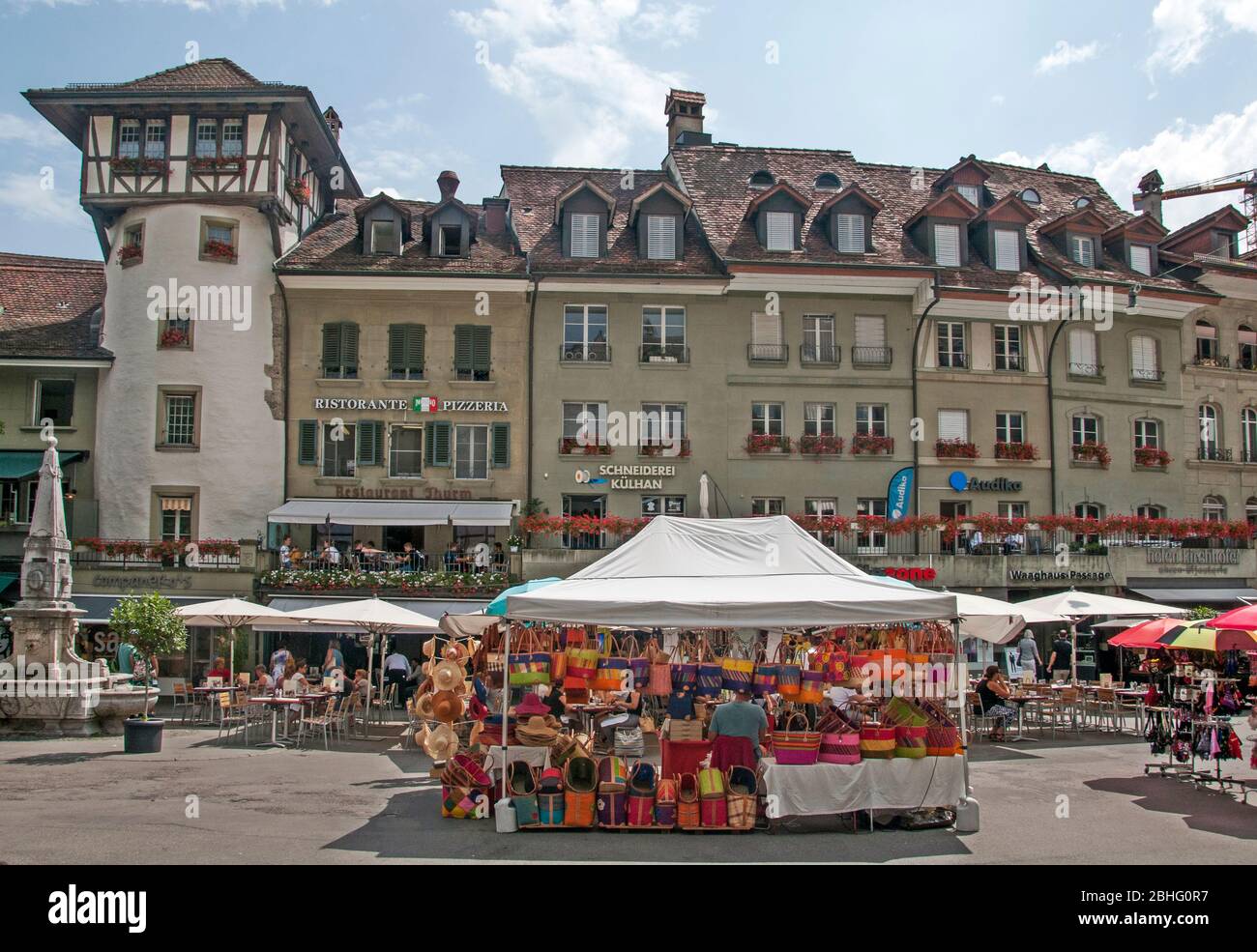 Mercato settimanale nel vecchio quartiere di Berna, capitale federale svizzera Foto Stock