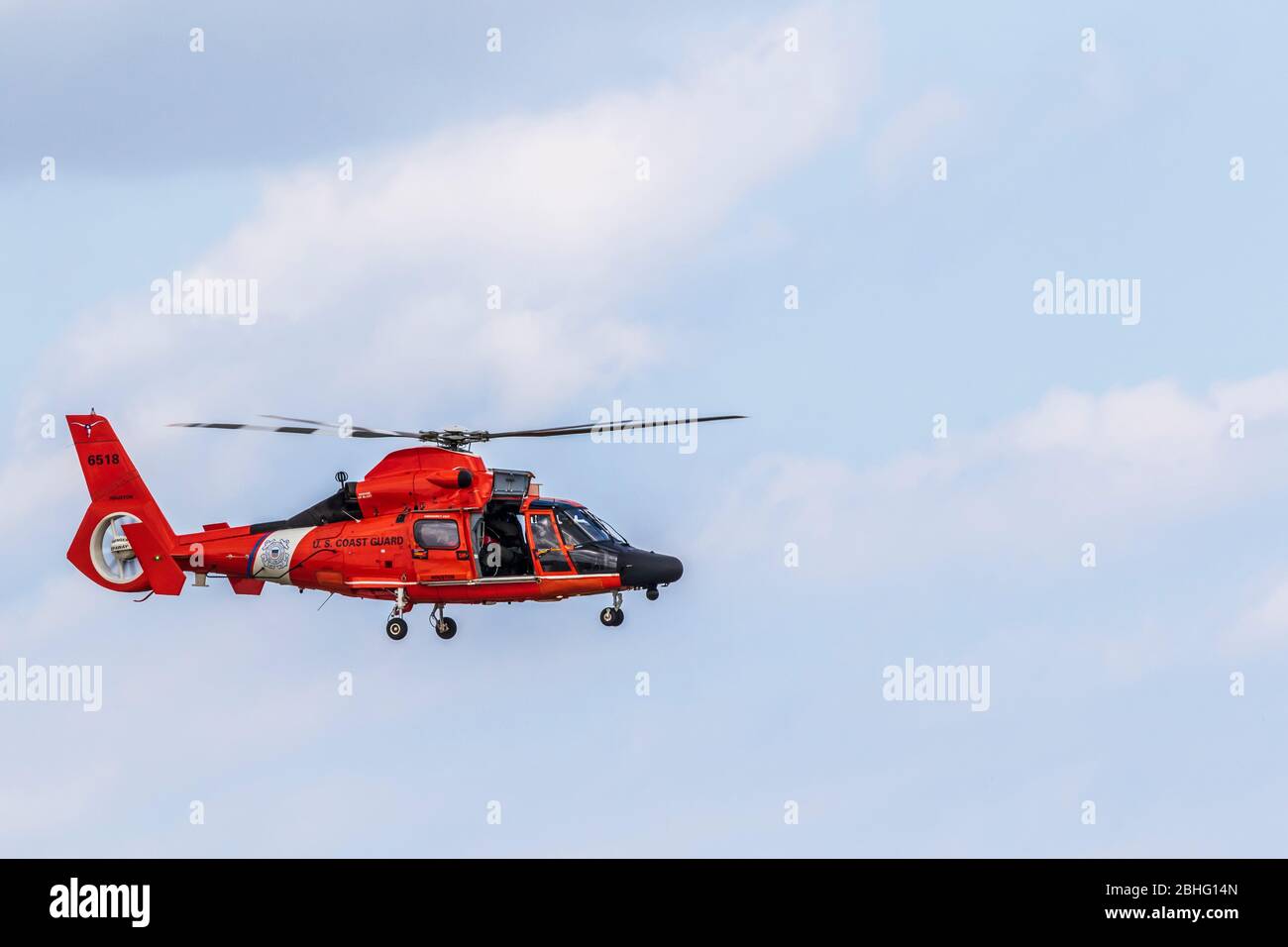 US Coast Guard MH-65 Dolphin Helicopter ricerca e salvataggio dimostrazione a 2019 Wings Over Houston airshow, Houston, Texas. Foto Stock