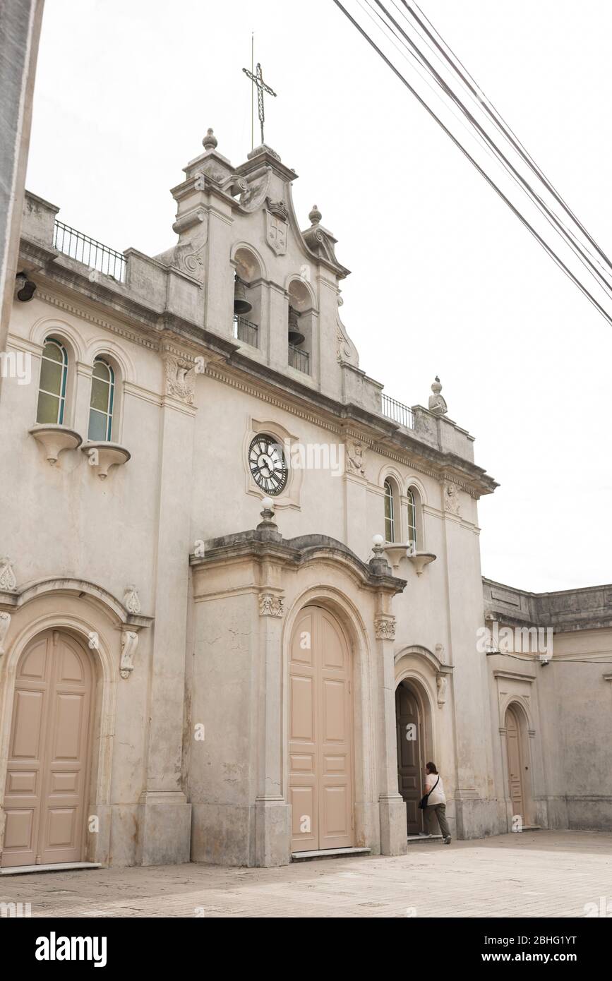 Santuario storico di nostra Signora del Monte Carmelo, Templo del Carmen, a Carmelo, Uruguay. Donna che entra attraverso una delle porte. Foto Stock