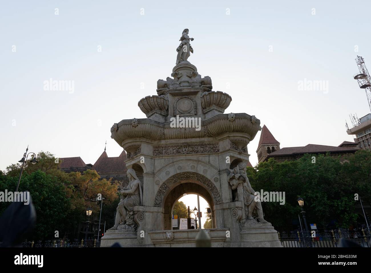 L'area della fontana di Flora deserta, presso l'Hutatma Chowk (Piazza Martire), è un monumento architettonico ornamentalmente scolpito a Mumbai, India. Foto Stock