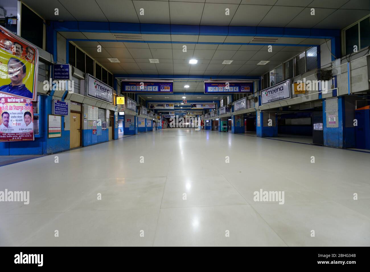 La stazione di Churchgate è deserta a causa della chiusura a Mumbai a causa della panamica Corona. Stazione ferroviaria occidentale del treno locale Terminus.Mumbai, Maharashtra, India. Foto Stock
