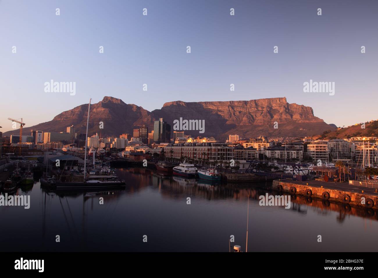 Vista di Table Mountain sul lungomare di V&A. Foto Stock