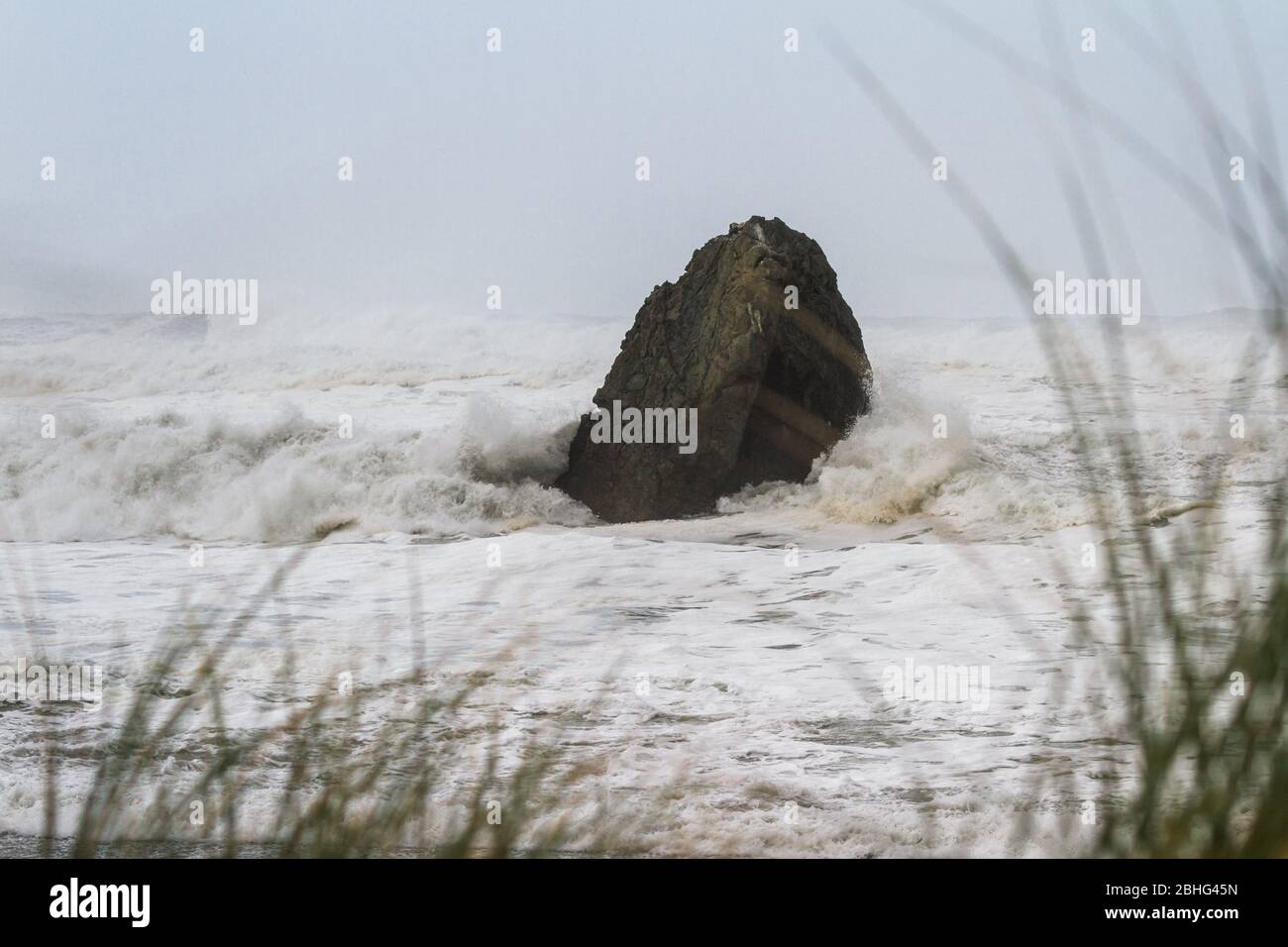 Mari accidentati mentre la tempesta invernale stagionale si avvicina alla costa meridionale dell'Oregon, creando alte maree e onde potenti Foto Stock