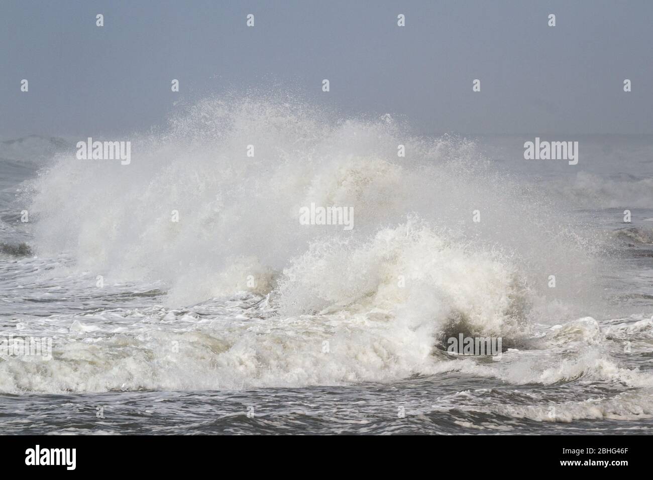 Mari accidentati mentre la tempesta invernale stagionale si avvicina alla costa meridionale dell'Oregon, creando alte maree e onde potenti Foto Stock