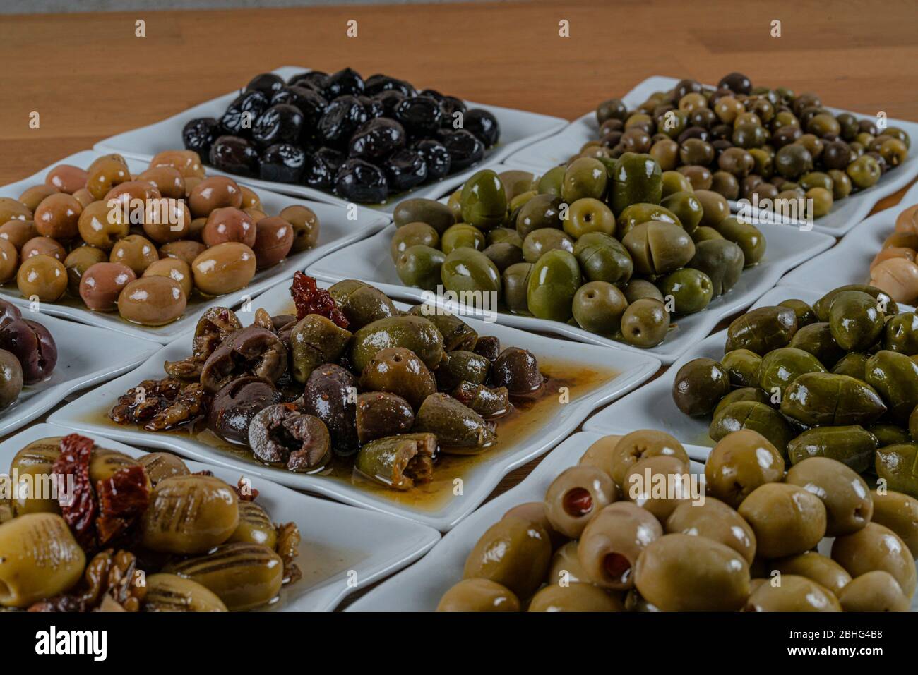 Assortimento di olive in ciotola con olio. Foto Stock