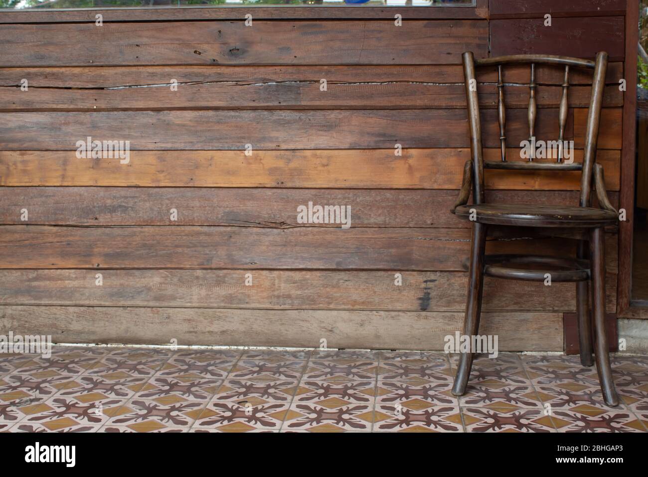 Vecchie sedie di legno nei corridoi Foto Stock