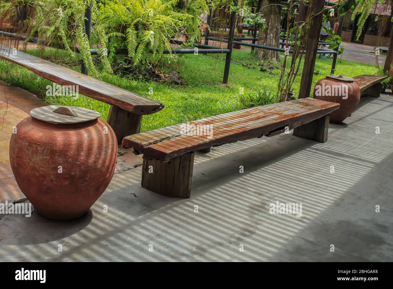 Vecchie sedie di legno nei corridoi Foto Stock