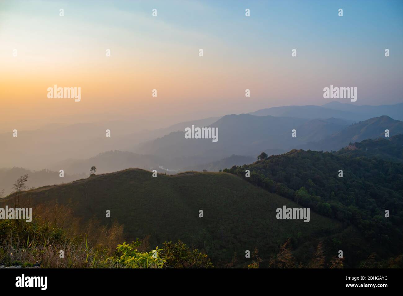 La luce del tramonto dietro le montagne Nern Chang Suek colline, Kanchanaburi Thailandia Foto Stock