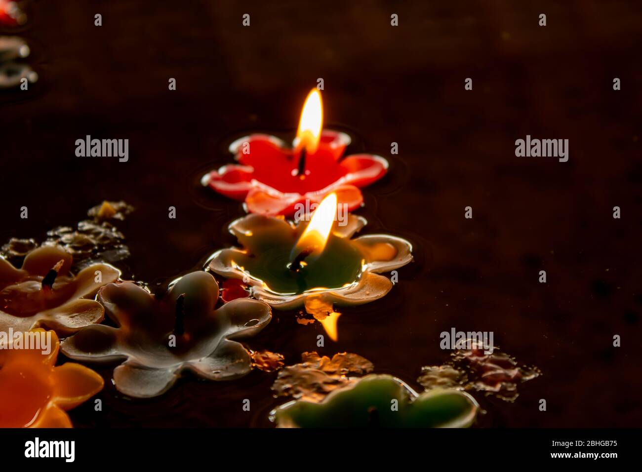 Candela colore forma di fiore per floating point Foto Stock