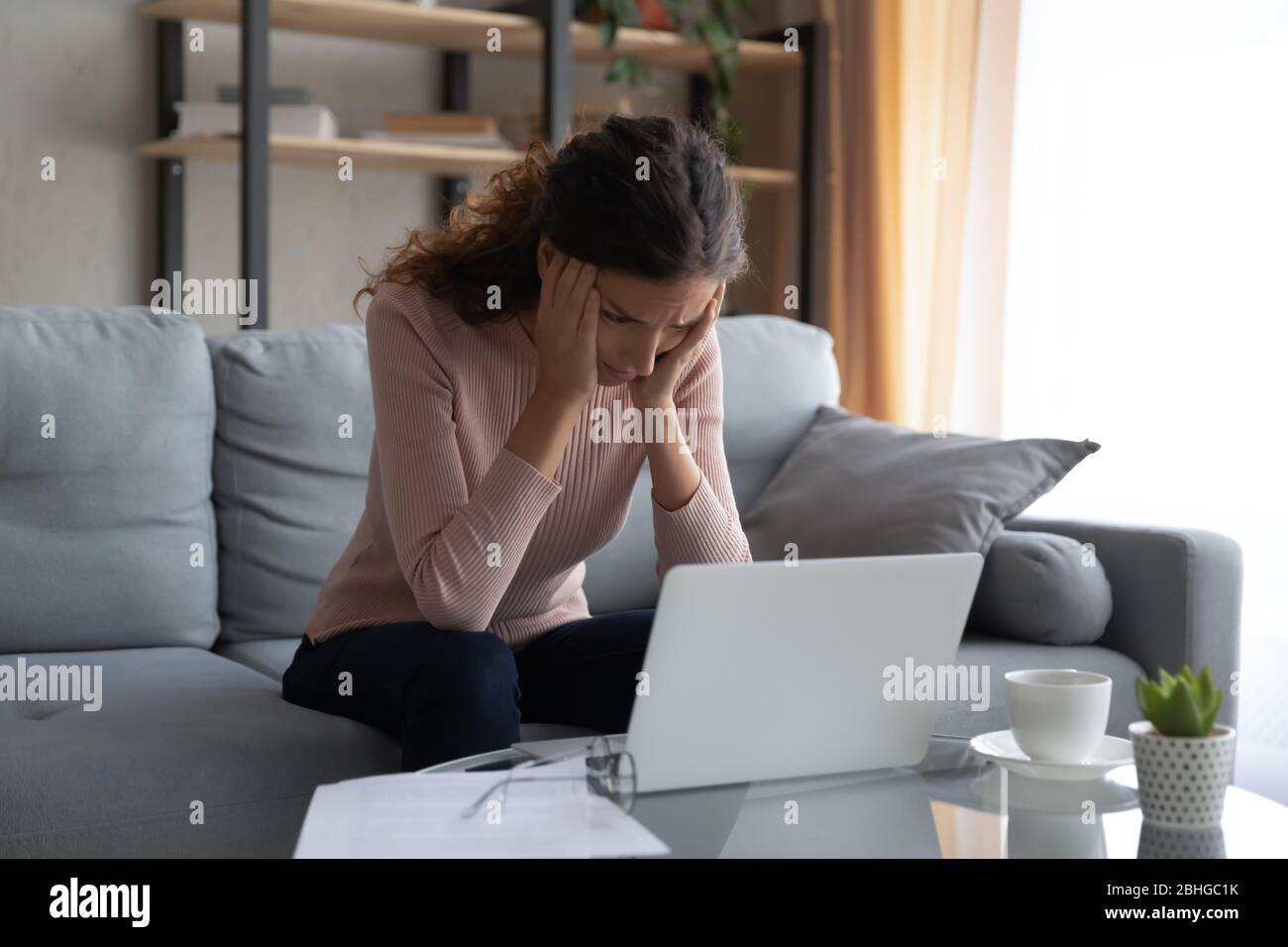 Ragazza sconvolata stanca di duro lavoro al computer. Foto Stock