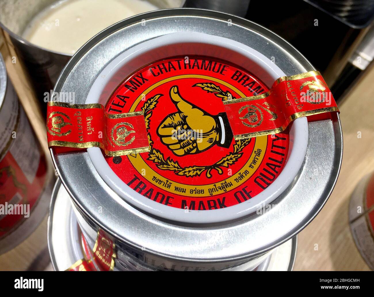 Pacchetto di 'Cha tra Mue Brand' il famoso marchio di tè in Thailandia mercato delle bevande a Bangkok, Thailandia 11 gennaio 2020 Foto Stock