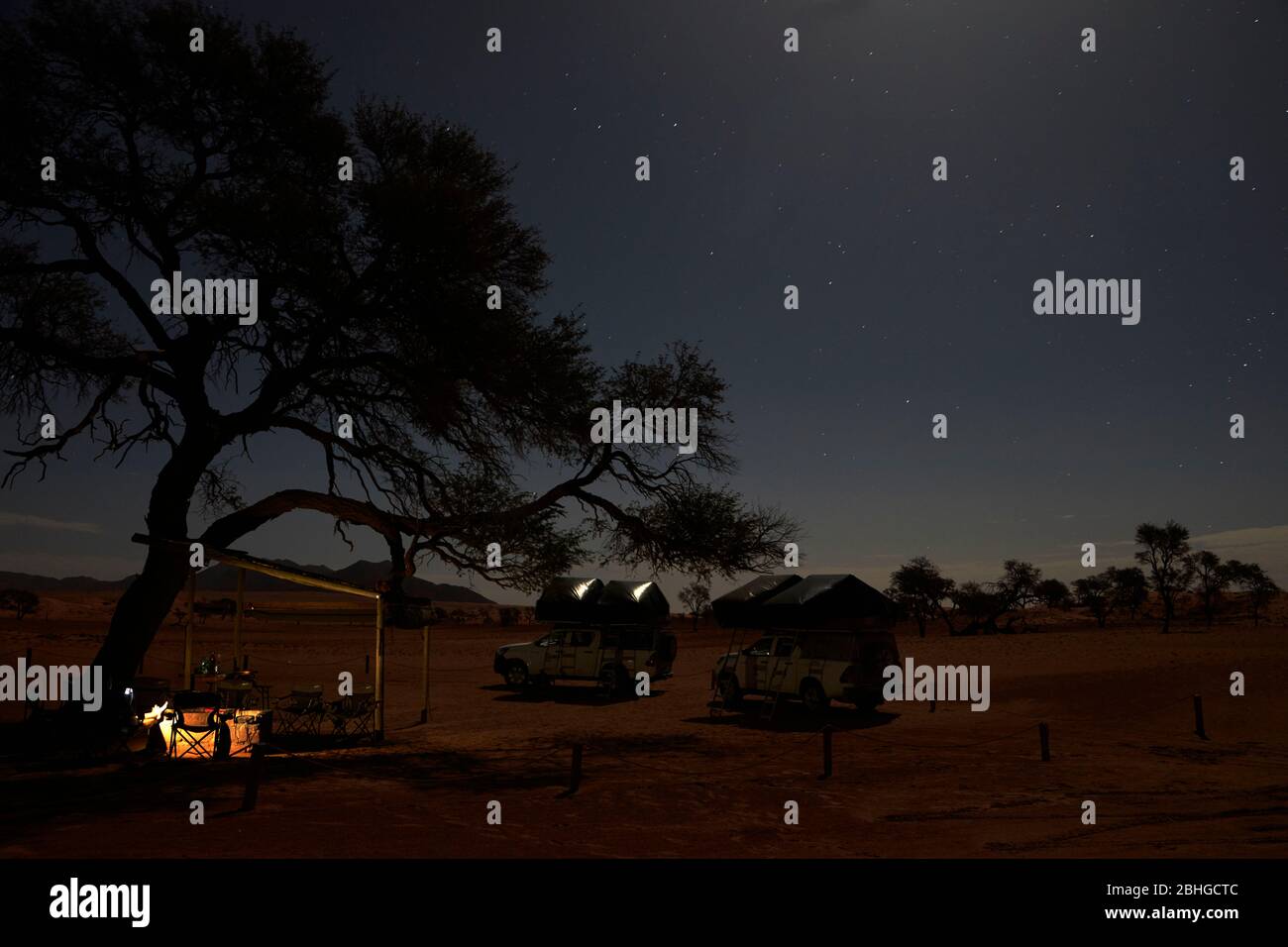Cielo stellato al campeggio selvaggio a NamibRand Family Hideout, NamibRand Nature Reserve, NamibRand Sud Namibia, Africa Foto Stock
