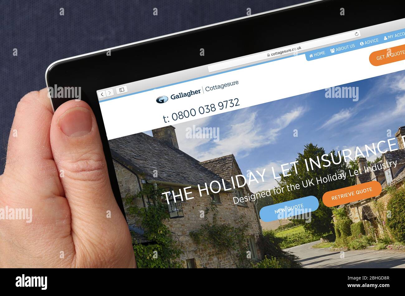 Sito web di cottagesure visualizzato su un iPad. Cottagesure fornisce un'assicurazione per i proprietari di proprietà di vacanza e viene sottoscritta dall'assicurazione RSA gr Foto Stock