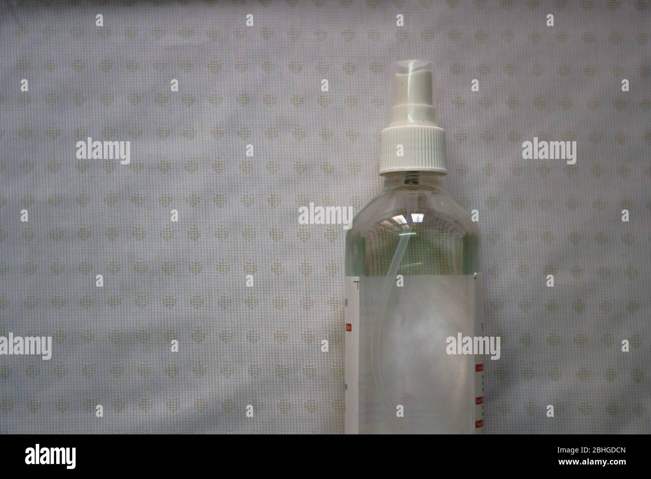 Igienizzante per le mani in una bottiglia bianca trasparente con fondo bianco Foto Stock