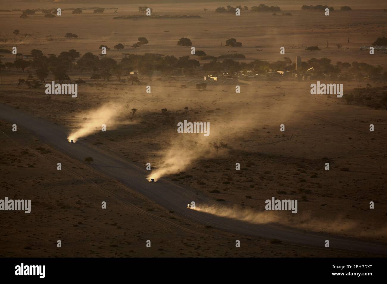 Veicoli e polvere sulla strada D826 vicino a Sesriem, Namibia, Africa Foto Stock