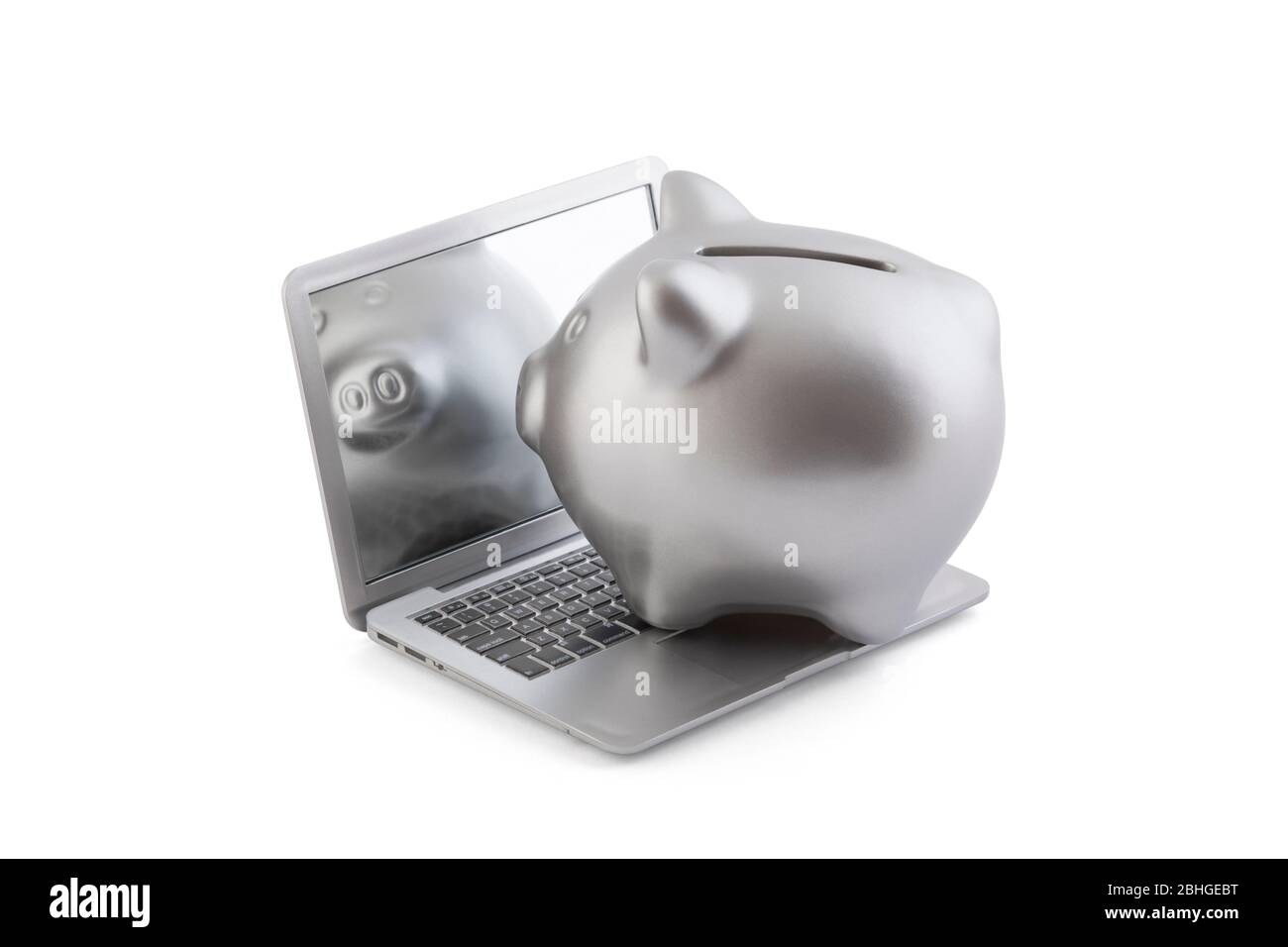 Piggy bank argento su notebook isolato su bianco con percorso di ritaglio Foto Stock