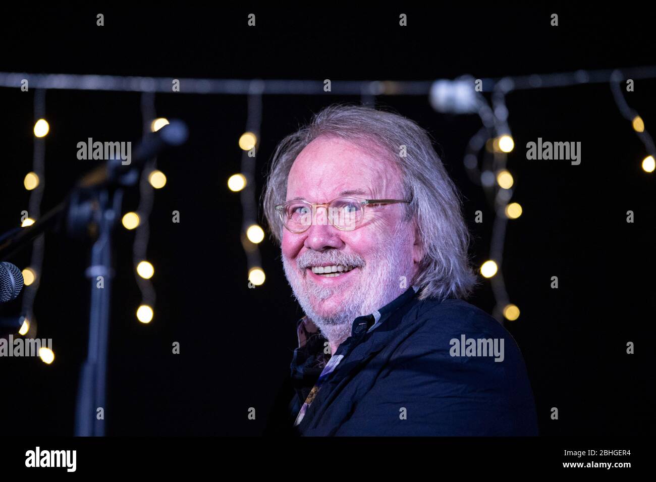 Hong Kong, Cina:10 Dic,2019. Benny Andersson di ABBA (nella foto) si esibisce sul pianoforte accompagnato dal cantante svedese Niklas Asknergård Foto Stock