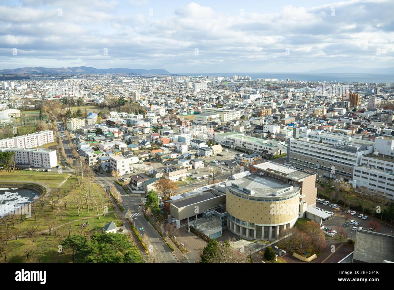 Hakodate, Giappone - 30Nov2019: La vista dalla torre Goryokaku era particolarmente impressionante, l'edificio della città era apprezzata consistenza, circondato oceano e Foto Stock