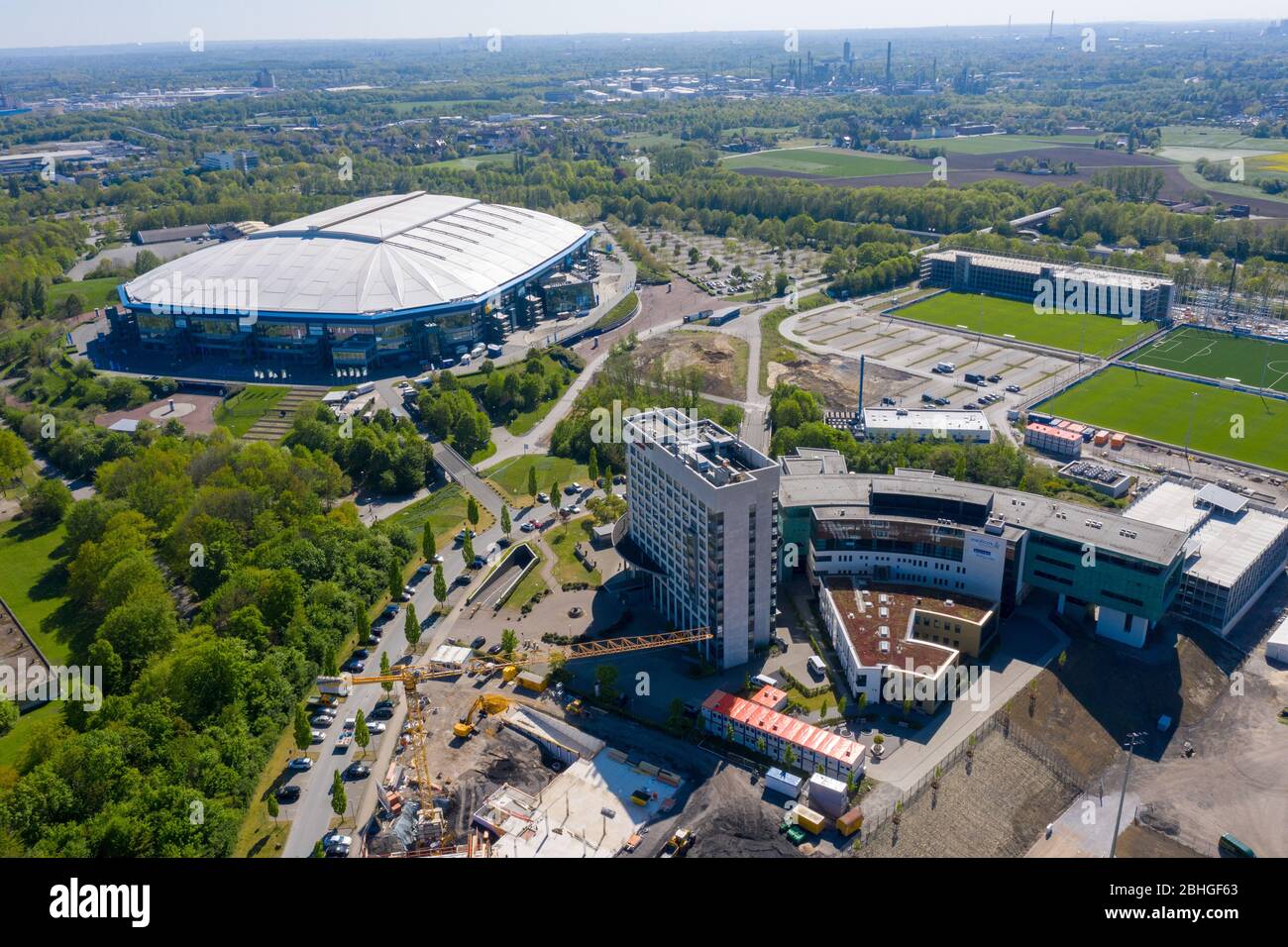 Gelsenkirchen, Deutschland. 2020 aprile 22.04.2020. Primo: 2019, calcio, 1.Bundesliga, stagione 2020/04, FC Schalke  , progetto di costruzione Berger Feld, terreni di addestramento moderni, vista aerea, dall'alto, drone, foto drone, VELTINS ARENA AUF SCHALKE, MARRIOTT Hotel, Medicos | utilizzo nel mondo Credit: dpa/Alamy Live News Foto Stock