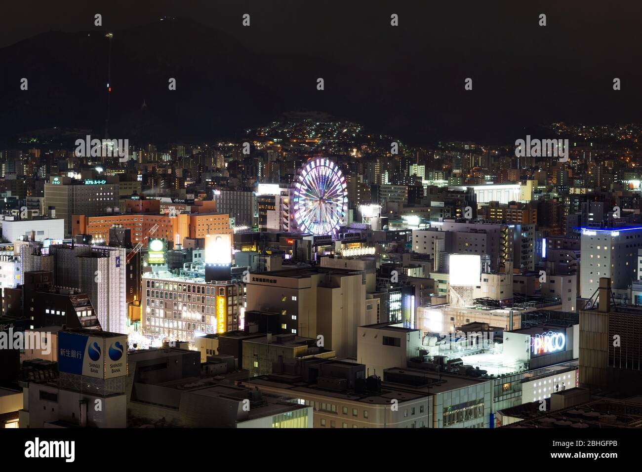 Hokkaido, Giappone - 04Dec2019: Torre della TV di Sapporo completato nel 1956, la piattaforma di osservazione è il posto migliore per vedere il festival della neve e l'illuminazione del parco Foto Stock