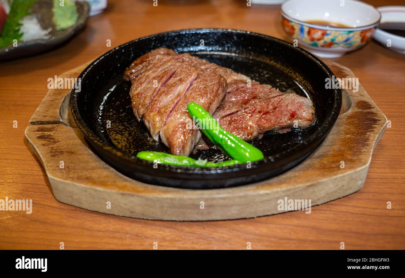 La carne Hida, conosciuta come una delle migliori varietà di carne, soddisfa ogni standard ed è di altissima qualità in marmorizzazione, lucentezza, colore, textur Foto Stock