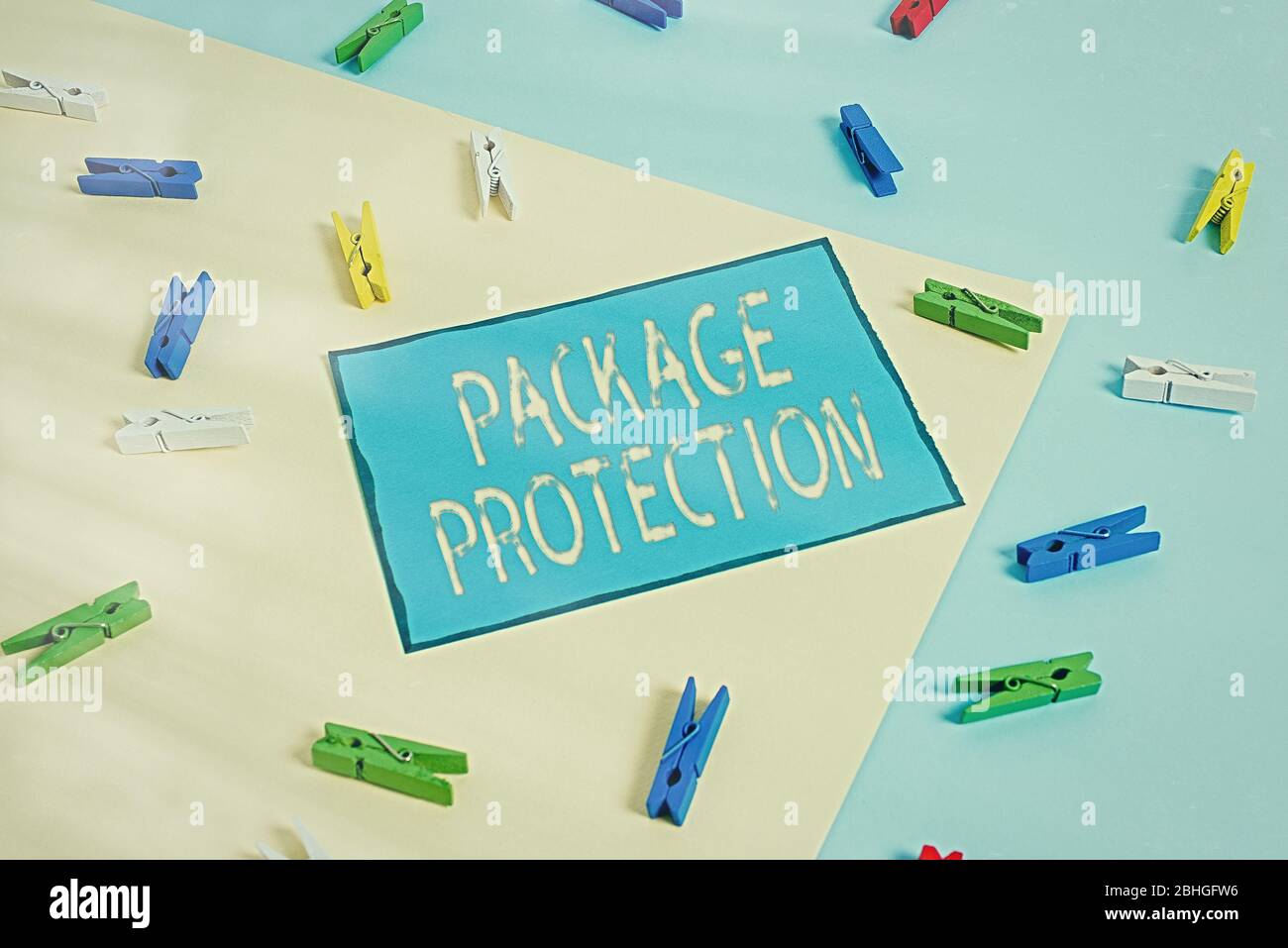 Cartello di testo con la scritta Package Protection (protezione pacchetto) Foto aziendale che mostra gli articoli da imballaggio e da fissare per evitare danni etichettati Cassetta colorata Clostine carta vuota Foto Stock