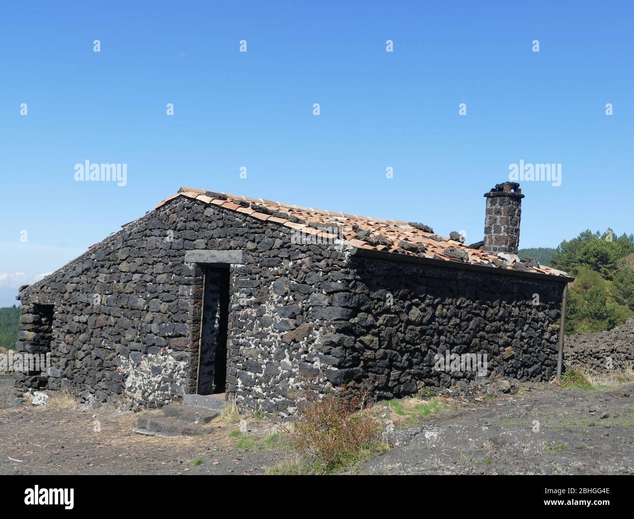 Rifugio in cenere vulcanica sull'Etna, Sicilia Foto Stock