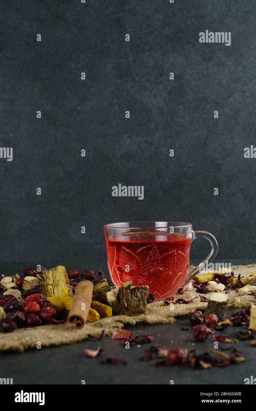 tè invernale su fondo scuro Foto Stock