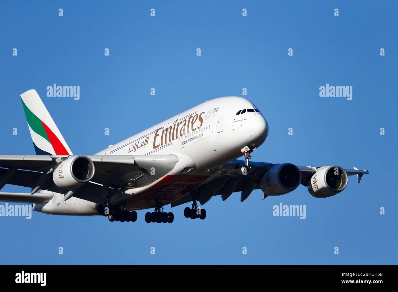Emirates A-380-800, aerei a reazione passeggeri in avvicinamento all'atterraggio Foto Stock