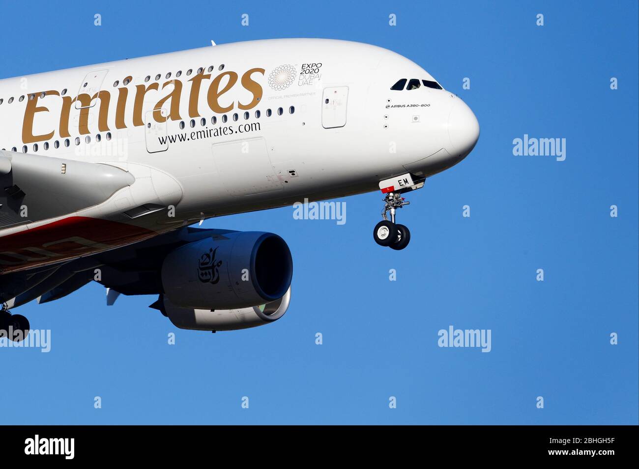 Emirates A-380-800, aerei a reazione passeggeri in avvicinamento all'atterraggio Foto Stock
