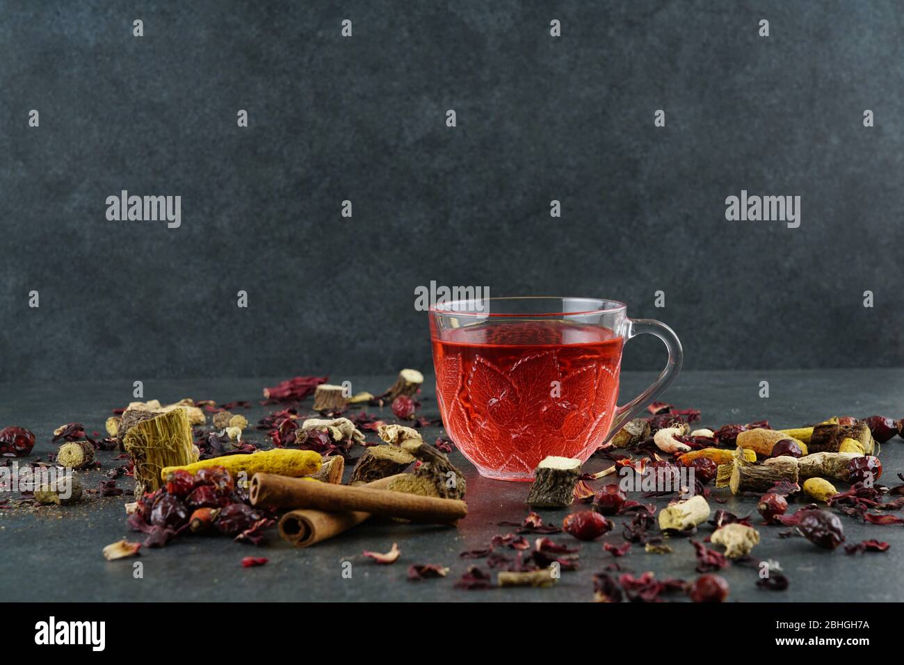 tè invernale su fondo scuro Foto Stock