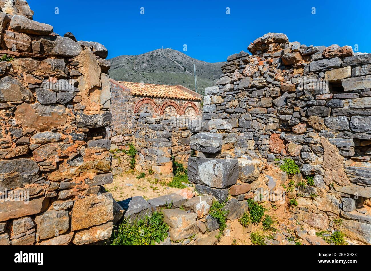 Rovine delle mura rimanenti del vecchio monastero di Agios Onoufrios . Foto Stock