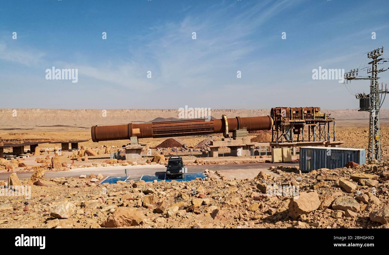 antico apparato minerario storico in una cava abbandonata nel cratere makhtesh ramon in israele con la collina gaash e il bordo nord sullo sfondo Foto Stock