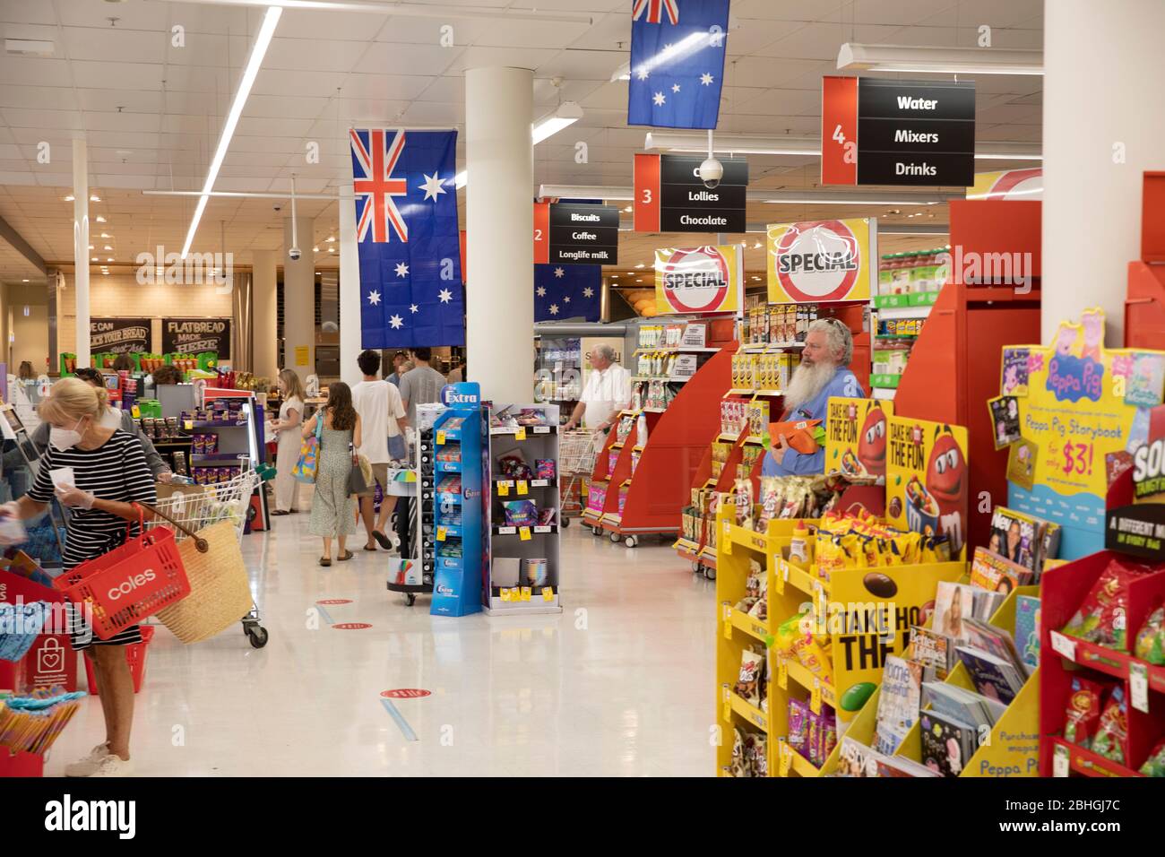 Donna donna donna in facemask shopping in supermercato australiano durante COVID-19 pandemic in australia Foto Stock