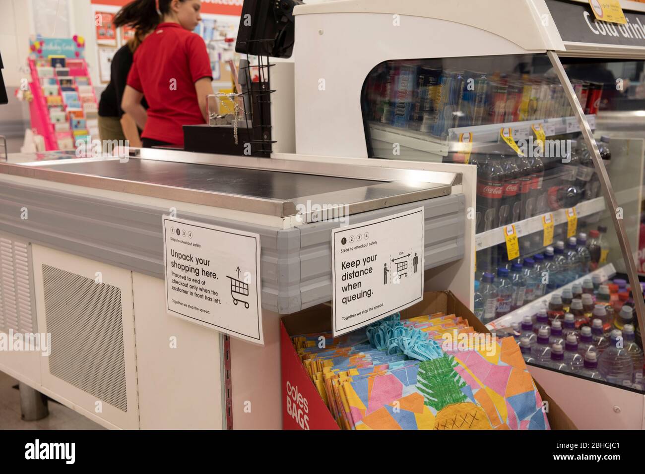 Coles supermercato sociale diving covid19 segno al checkout, Sydney, Australia Foto Stock