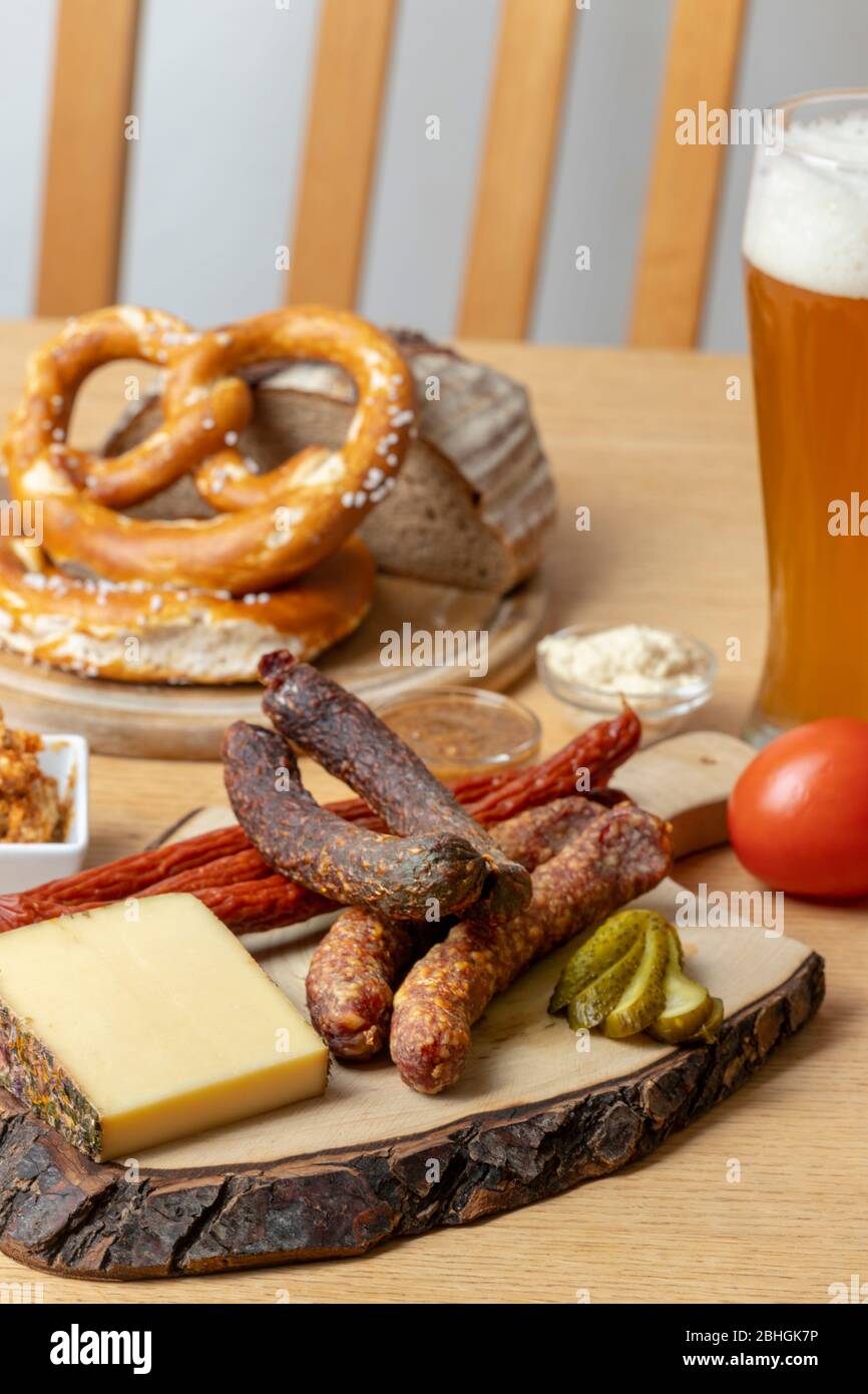 Salsicce tedesche con formaggio e birra Foto Stock
