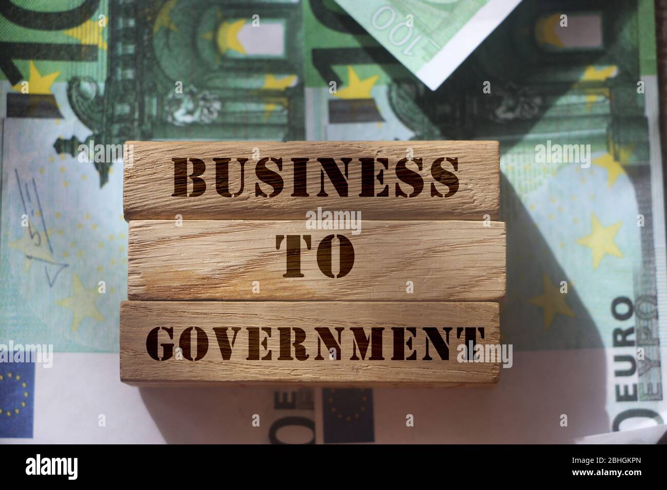 Business to Government B2G su blocchi di legno messo su cento fatture euro che rappresentano Business 2 governo di marketing modello. Concetto aziendale Foto Stock