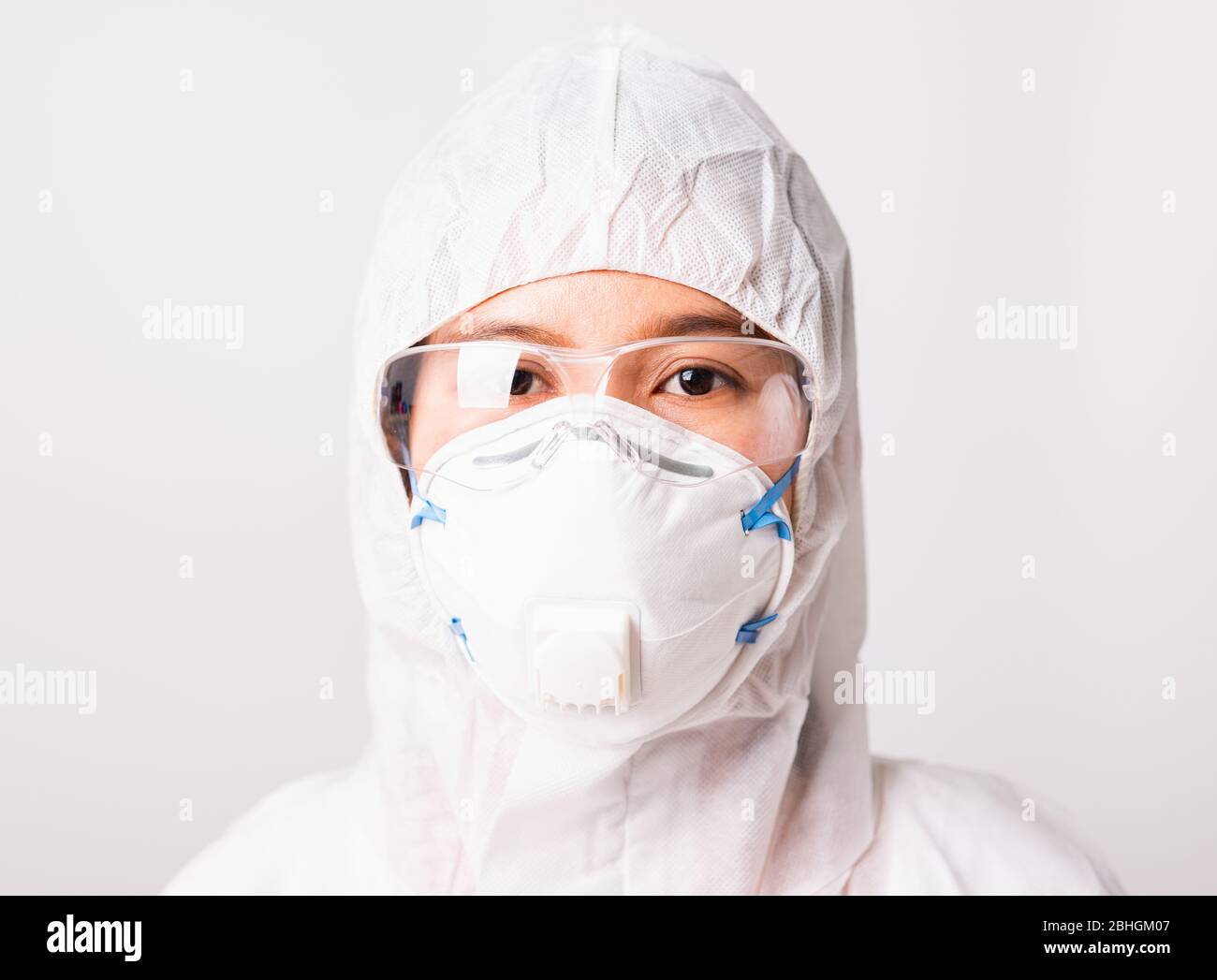 Primo piano faccia di donna ritratto medico o scienziato in PPE suite  uniforme indossare maschera facciale N95 protettivo e occhiali in  laboratorio, coronavirus o COVID-1 Foto stock - Alamy