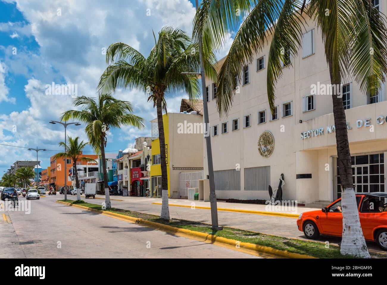 Cozumel, Messico - 24 aprile 2019: Vista della strada di giorno con le automobili, vetrine del negozio a Cozumel, Messico. Oggi l'isola è una delle più importanti turistiche messicane d Foto Stock