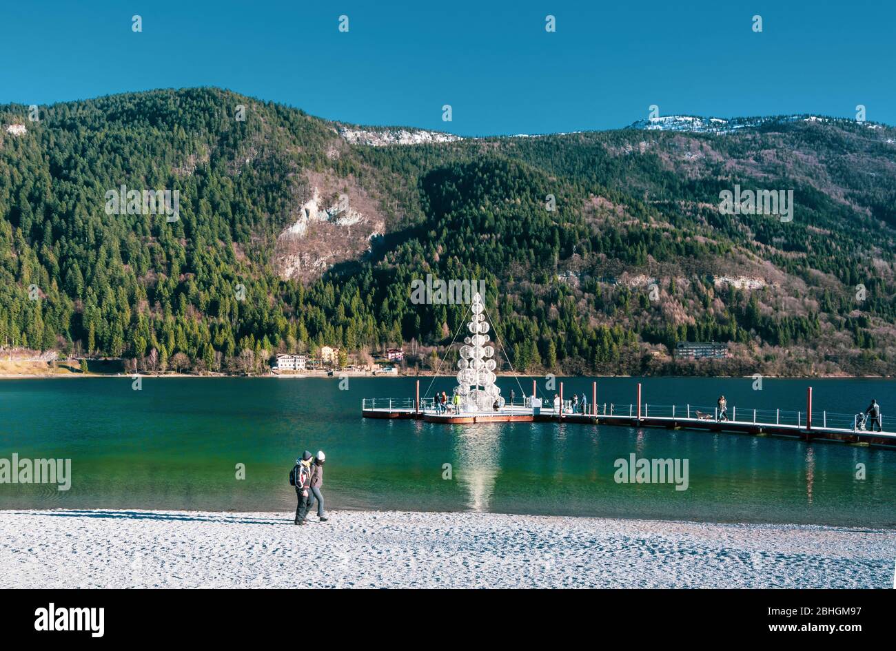 Lago di Molveno e il paese di Molveno in Trentino Alto Adige - Trento, nord Italia. Paesaggio notturno del lago Molveno durante le vacanze di Natale Foto Stock