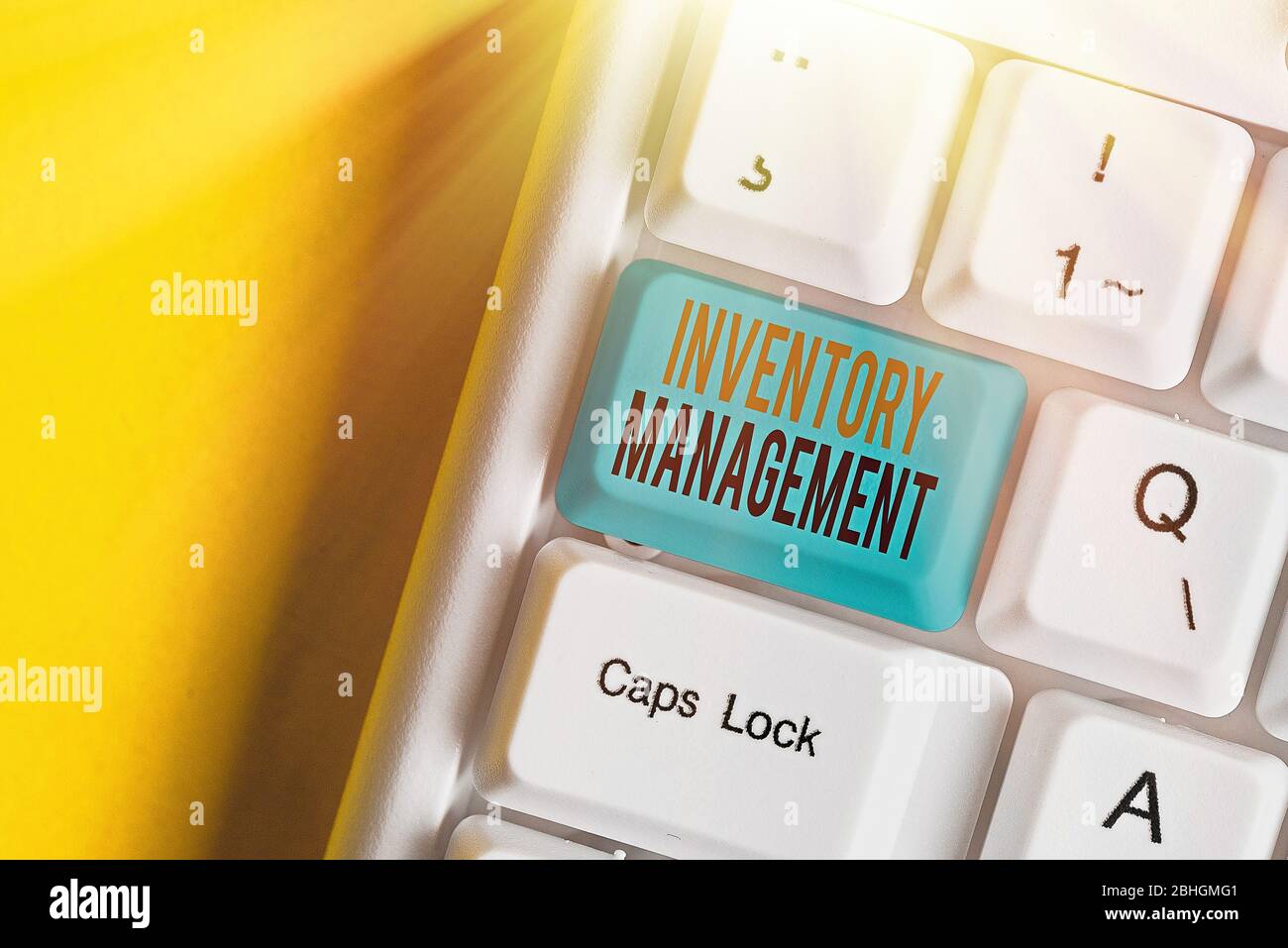 Scrittura manuale di testo scrittura Gestione inventario. Supervisione di foto concettuali che controlla la conservazione di scorte e prezzi Foto Stock