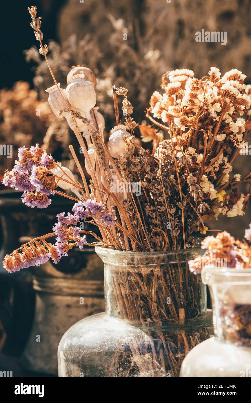 Primo piano di un bouquet di fiori secchi in vaso di vetro d'epoca Foto Stock