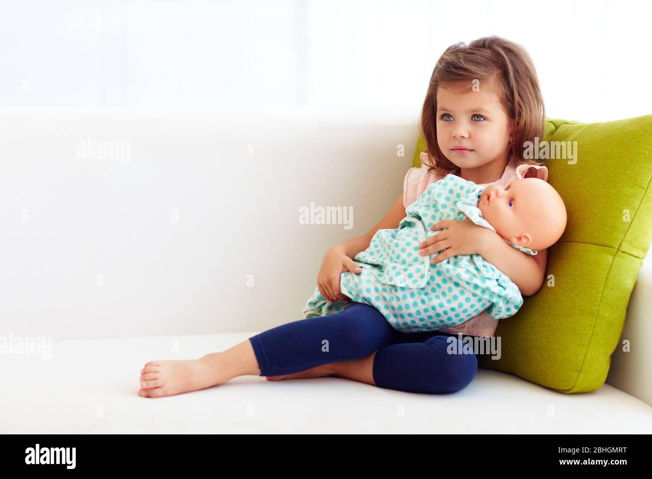 adorabile bambina lulling bambola sulle mani Foto Stock