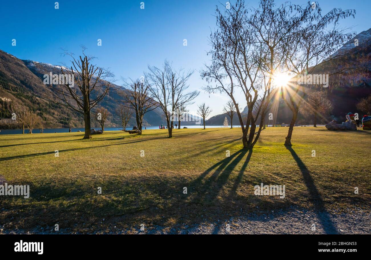 Lago blu di Molveno nel villaggio di Molveno in provincia di Trentino Alto Adidge, nord Italia. Lago Molveno durante le vacanze di Natale. Foto Stock