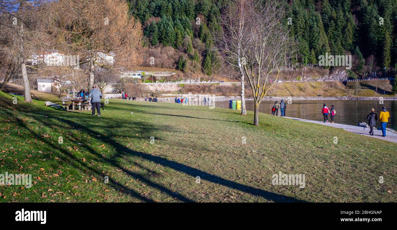 Lago blu di Molveno nel villaggio di Molveno in provincia di Trentino Alto Adidge, nord Italia. Lago Molveno durante le vacanze di Natale. Foto Stock