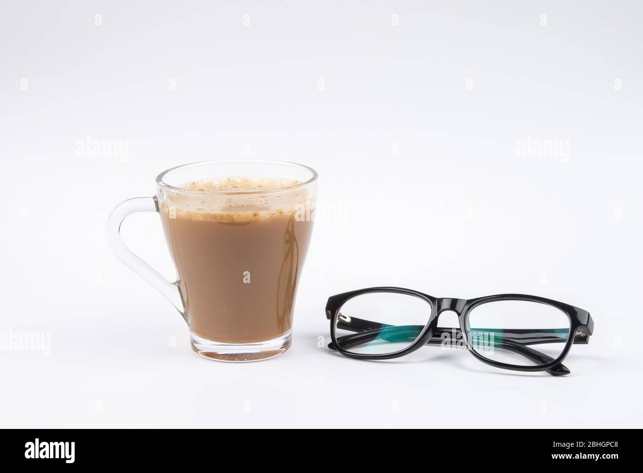 Tazza di caffè e occhiali sono isolati su sfondo bianco Foto Stock