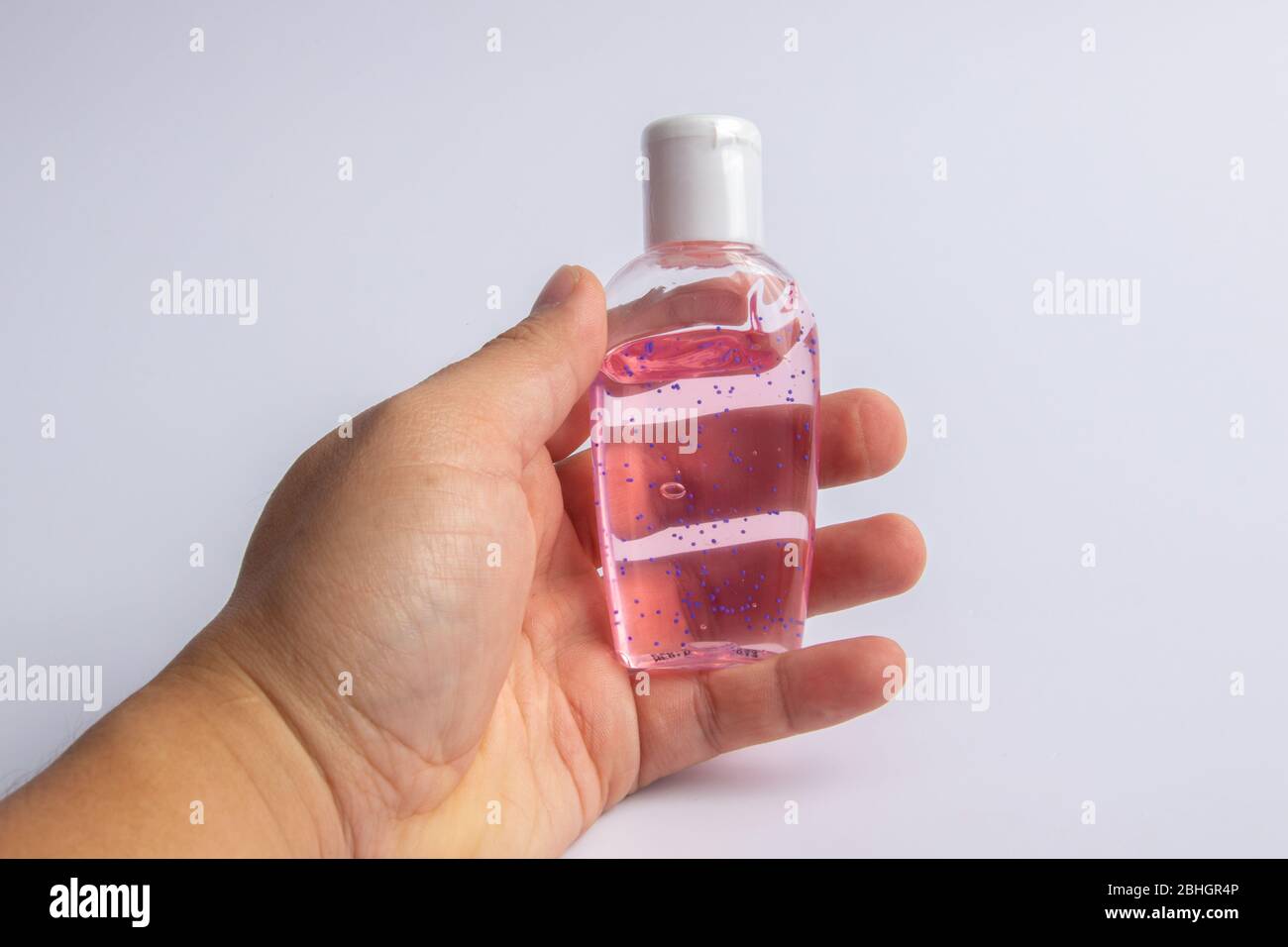Gel igienizzante per mani per coronavirus per lavare le mani per la prevenzione del virus influenzale. Prodotto disinfettante antimicrobico a base di alcool su fondo bianco Foto Stock