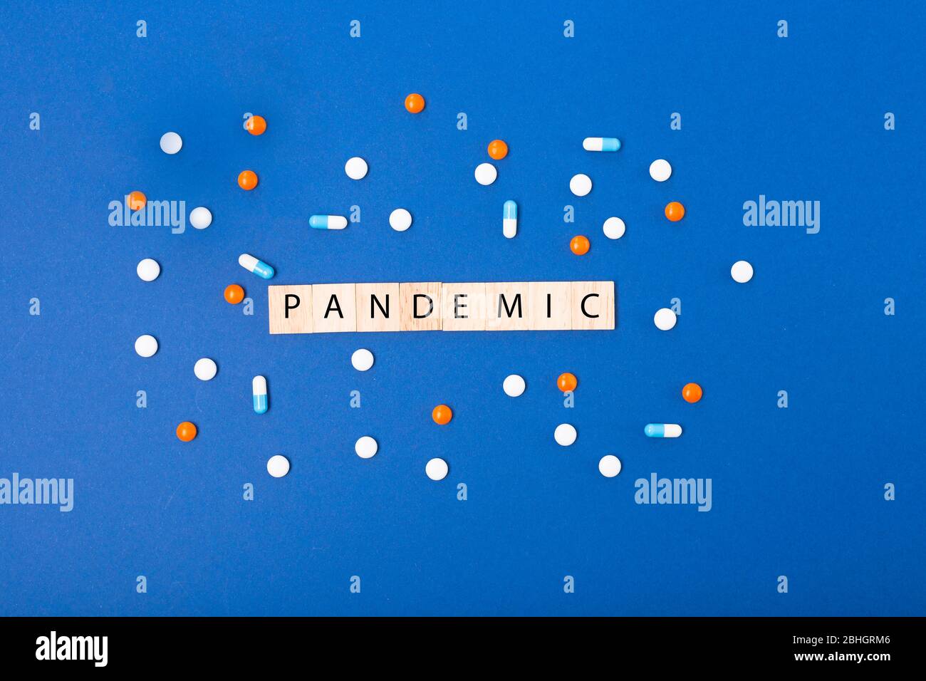 Pamdemiс parola su sfondo blu circondato da medicina e pillole, coronavirus covid 19 pandemia mondiale Foto Stock